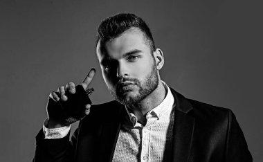Mükemmel sakal. Erkek parfümü. Erkekler için saç kesimi. Şık ve saç stili. Çekici sakallı, yakışıklı bir adam. Moda ve erkek moda konsepti. Erkekler için saç stili ve parfüm. Parfümlü sakallı adamlar.