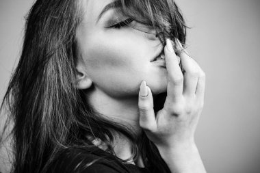 İlk cinsel deneyim. Seksi müzik ve şarkı - şehvetli. Duygu ve duygu. Şehvetli kadın yüz portre yakın çekim