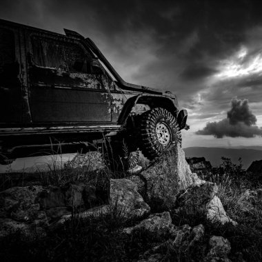 Off-road yarışında su sıçraması. Dağ yolundaki köylere giden arazi aracı seferi.