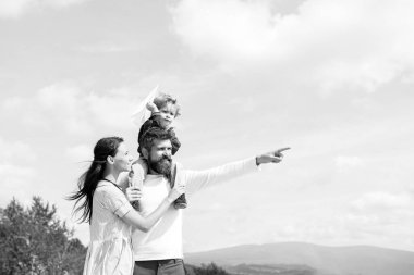 Parkta baba anne ve oğlu. Rüya özgürlüğü-kağıt uçak Ile oyun Joyful çocuk