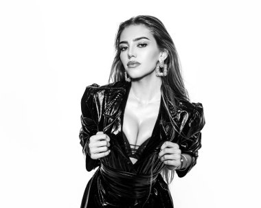 Göğüslü kadın sütyeni. Seksi göğüsler, zarif genç bir bayan. Gri üzerine güzel kadın portresi. Güzel sarışın kadınlar. Lateks deri moda. Beyazda izole edilmiş. Sütyenini takan kızın göğsü.