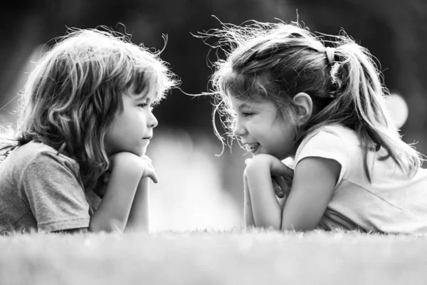 Kinderen Schattig Verliefd Stel Kinderen Relaties Klein Jongetje Meisje Buiten — Stockfoto