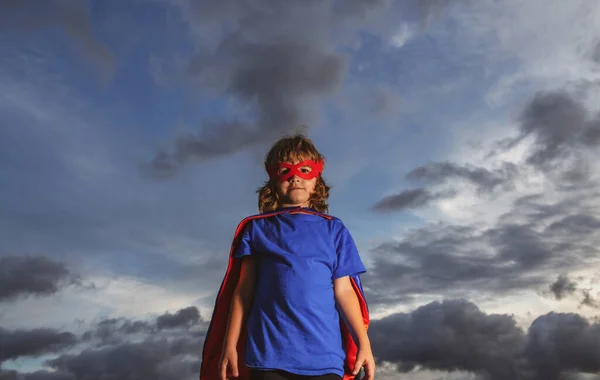 Dziecko Bawi Się Superbohatera Chłopiec Super Koncepcja Bohatera — Zdjęcie stockowe