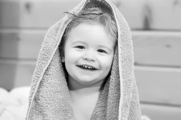 一个快乐笑着的小孩洗完澡后用毛巾盖住身体的画像 让积极的孩子面对 — 图库照片