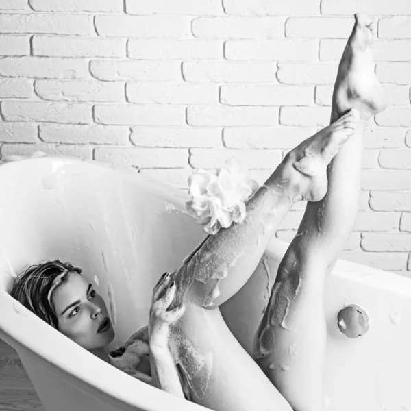 Belle Femme Relaxante Dans Baignoire Femme Sexy Lavant Les Jambes — Photo