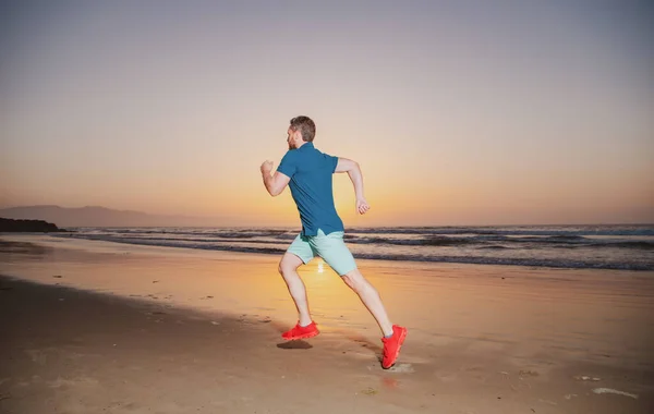 Мужчина Бежит Пляжу Закате Бегун Бегун — стоковое фото