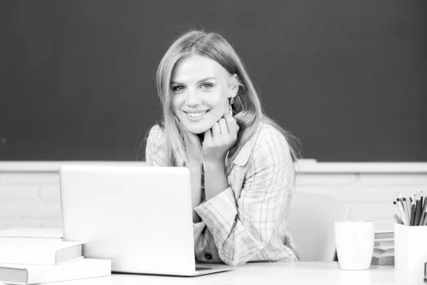 Porträt Einer Lächelnden Jungen Studentin Die Klassenzimmer Studiert Kreative Junge — Stockfoto