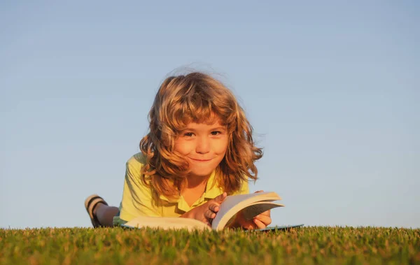 Barn Fantasi Drömmande Barn Söt Unge Läsa Bok Grönt Gräs — Stockfoto