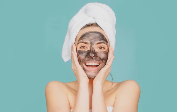 Leende Kvinna Spa Mask Skönhet Koncept Hälsosamt Porträtt Lera Ansiktsmask — Stockfoto