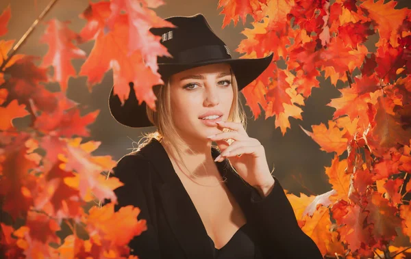 Hösten Sensuell Kvinna Med Gula Lönnlöv Närbild Porträtt Vacker Sensuell — Stockfoto
