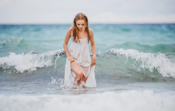 Junge Sexy Frau Auf Wellen Meer Sommer Strand Sinnliche Mädchen — Stockfoto