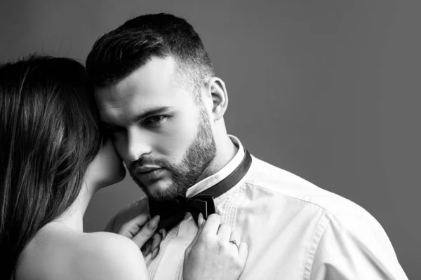Mujer Sostiene Los Hombres Con Corbata Pajarita Pareja Sexy Enamorada —  Fotos de Stock