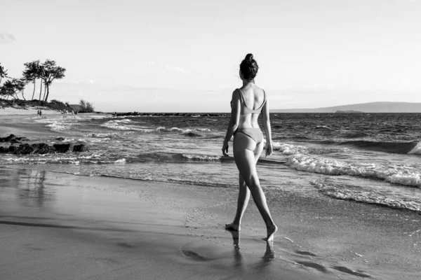 Estilo Vida Verão Mulher Muito Jovem Com Corpo Sexy Bronzeado — Fotografia de Stock