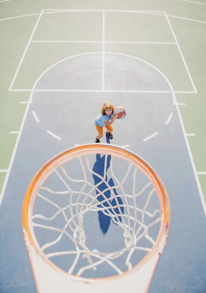 Criança Jogando Basquete Segurando Bola Com Rosto Feliz — Fotografia de Stock