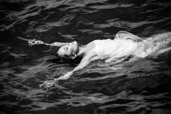 Gyönyörű Fiatal Úszik Óceánban Vagy Tengervízben Pihentető Gondoskodó Magát Divat — Stock Fotó