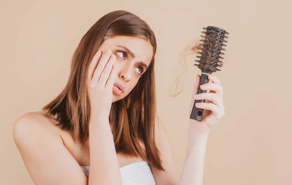 Saç Dökülmesi Sorunu Olan Üzgün Bir Kadın Saç Dökülmesinden Endişeleniyor — Stok fotoğraf