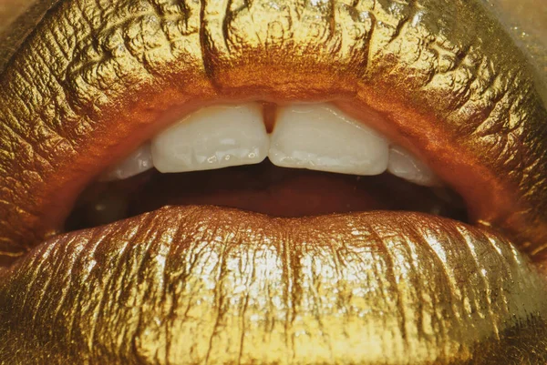 Cazibeli Kozmetik Altın Dudaklar Ağızdan Gelen Altın Boya Makyajlı Kadın — Stok fotoğraf