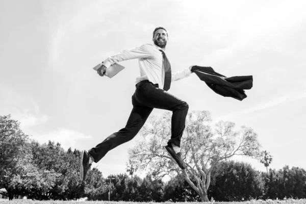 Heyecanlı Adamı Hızlı Koşuyor Yarışıyor Zıplıyor Başarılı Bir Adamının Portresi — Stok fotoğraf