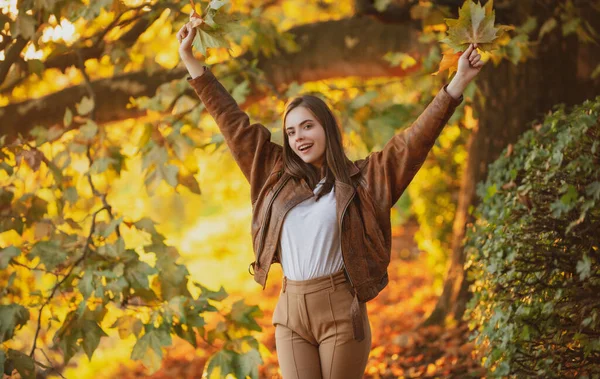 Piękna Dziewczyna Cieszy Się Jesienią Portret Młodej Kobiety Jesiennym Tle — Zdjęcie stockowe