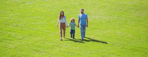 Família Jovem Com Criança Divertindo Natureza Felicidade Harmonia Vida Familiar — Fotografia de Stock