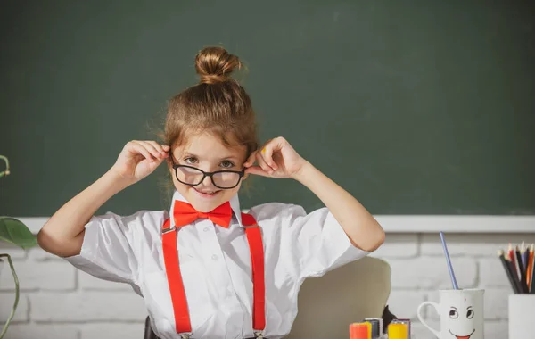 可爱的孩子在学校 这孩子在课堂上靠黑板学习 在学校的第一天 — 图库照片