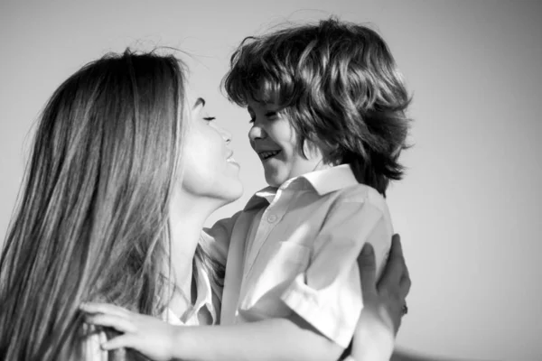 Conceito Dia Das Mães Criança Filho Abraçar Mãe Mãe Menino — Fotografia de Stock