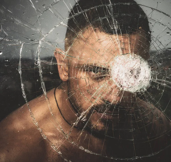 碎玻璃后面的碎玻璃切割机 在破碎的玻璃后面性感的他的恐慌纹身的男人 玻璃弹孔 销毁和粉碎测试概念 男人风格 — 图库照片