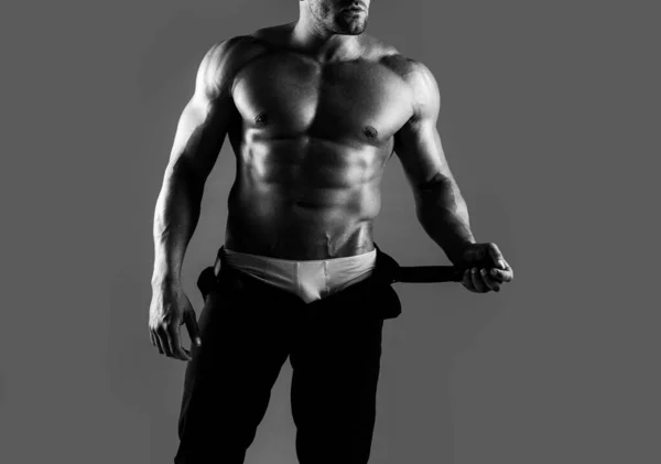 身体の強い裸の男 トルソ男だ 青いネオンの背景にポーズをとった筋肉のない男の肖像 — ストック写真
