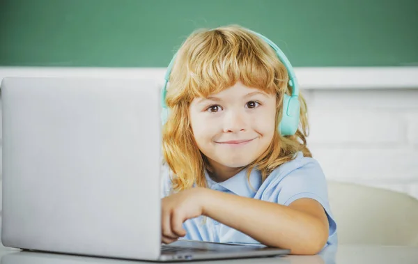Engraçado Garoto Escola Com Computador Portátil Fones Ouvido Aula Escola — Fotografia de Stock