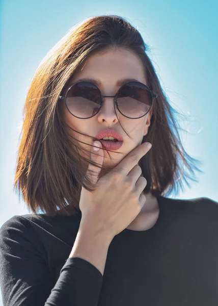 Kobieta Modelka Pozująca Okularach Przeciwsłonecznych Zbliżenie Portret Pięknej Uroczej Młodej — Zdjęcie stockowe