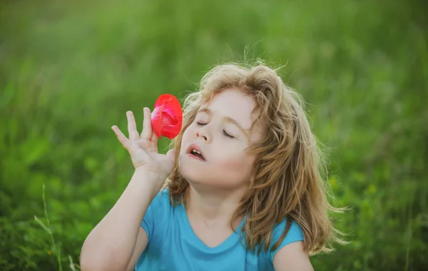Gyerekek Illata Virágok Közelről Fejét Aranyos Gyermek Nyári Természet Park — Stock Fotó
