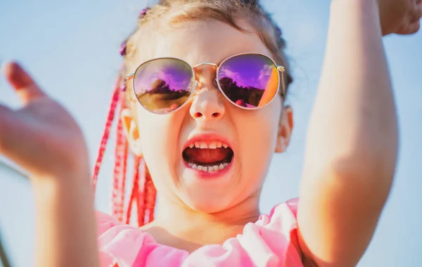 Primer Plano Niña Gafas Sol Moda Ocio Verano Concepto Emoción — Foto de Stock