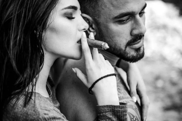 Cigare Cubain Couple Mulâtre Latino Sensuel Hommes Latins Enchantant Relaxant — Photo