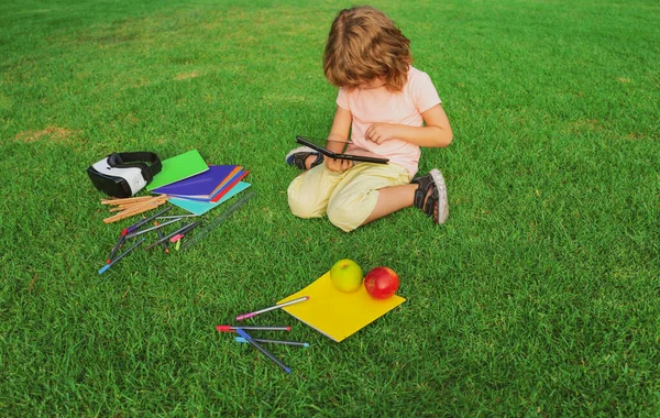 Kind Mit Tablet Sitzt Auf Gras Park Bildung Lernen Und — Stockfoto