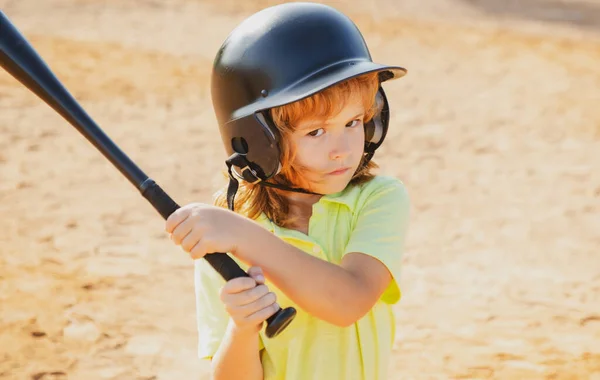 Jongen Met Baseballhelm Honkbalknuppel Klaar Slaan — Stockfoto