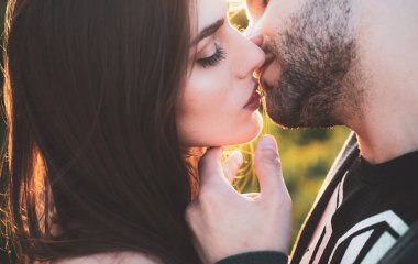 Seksi çift dudakları öpüyor. Sevgililer Günü, romantik ve tarihli
