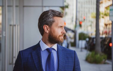 Resmi kıyafet giymiş orta yaşlı bir iş adamının portresi.