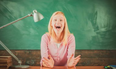 Heyecanlı bir öğretmen. Okulda öğretmenin portresi. Eğitim kavramı