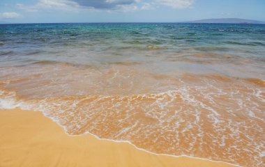 Deniz arka planı, güneş ışığıyla birlikte tropik yaz plajlarının doğası. Kumsal, deniz suyu, fotokopi alanı, yaz tatili konsepti.