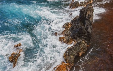 Red Sand Beach, Hawaii 'de Maui. Deniz dalgası ve kaya, yaz sahili arka planı.