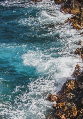 Red Sand Beach, Hawaii 'de Maui. Deniz dalgası ve kaya, yaz sahili arka planı.