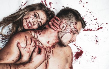 Vampir moda tasarım sahnesi, seksi dişi vampir kız kanlı bir. Halloween çift yakışıklı ve seksi güzel kız uzun saç ve kırmızı kan ile geleneksel sonbahar tatil sembolü olarak
