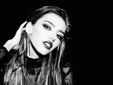 Güzel yüzlü bir mankenin portresi. Beyaz tenli, güzel bir kadının güzel yüzü. Kozmetoloji