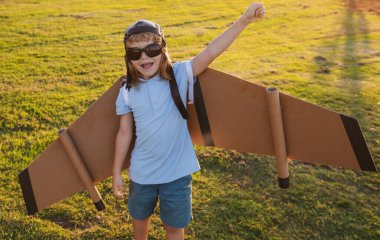 Çocukların lideri ve kazananı, başarı başlar. Heyecanlı çocuk parkta oyuncak jet kanatlı süper kahramanla oynuyor. Hayal, özgürlük ve seyahat konsepti