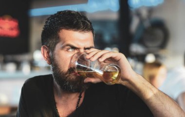 Kutlama Ekim Festivali festivali konsepti. Sakallı adam bira içer. Bardaki adam.