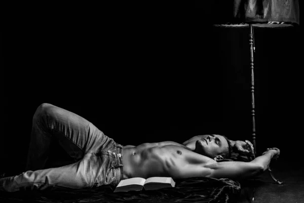 Vida Luxo Shirtless Musculoso Fisiculturista Homem Leitura Livro Deitado Cama — Fotografia de Stock