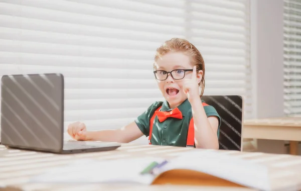 Online Leren Afstand Schoolkinderen Met Een Computer Die Videovergadering Hebben — Stockfoto