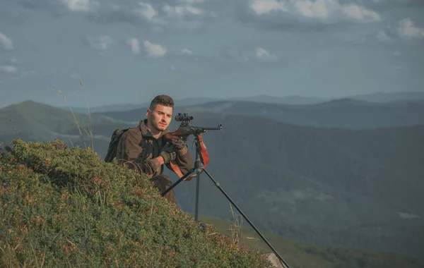 Polowanie Góry Łowca Hunter Pistoletu Shotgun Polowaniu Łowca Potężnym Karabinem — Zdjęcie stockowe