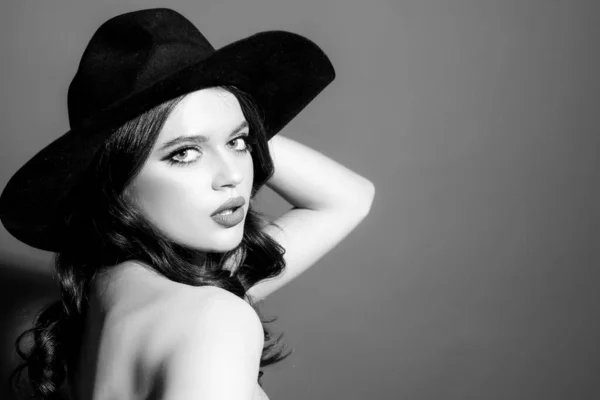 黒の帽子のセクシーなエレガントな女性 レトロなスタイル ファッション ポートレート — ストック写真