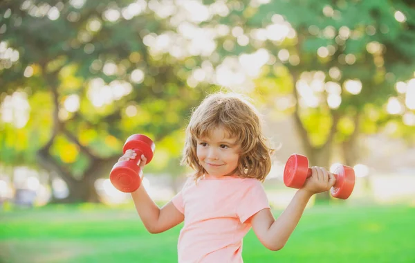 Çocuk Parkta Egzersiz Yapıyor Çocuklar Spor Yapar Aktif Sağlıklı Yaşam — Stok fotoğraf